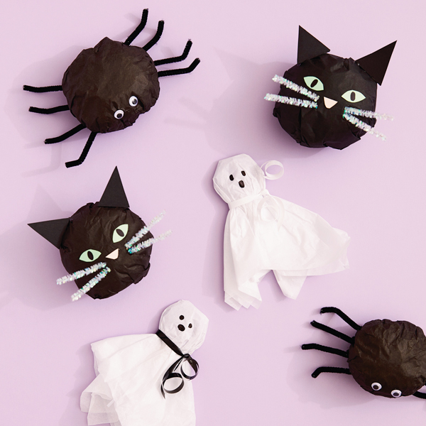 Aranhas, gatos pretos e fantasmas em papéis surpresa de Halloween.