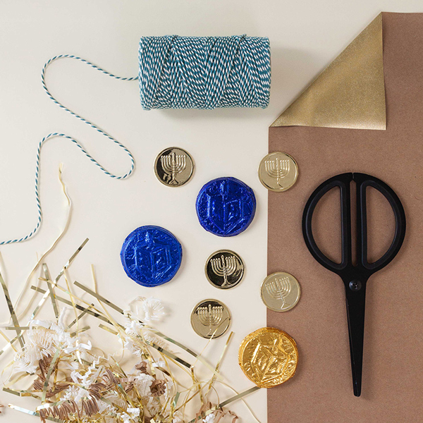 O que você precisa para fazer um pacote brilhante de David Star é papel de embrulho de ouro, arame azul e branco, recheio para decoração, gel e tesoura.
