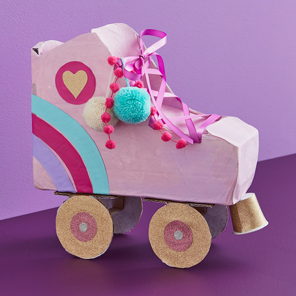 Caixa dos namorados em forma de patinação decorada com pom pom e rodas brilhantes.
