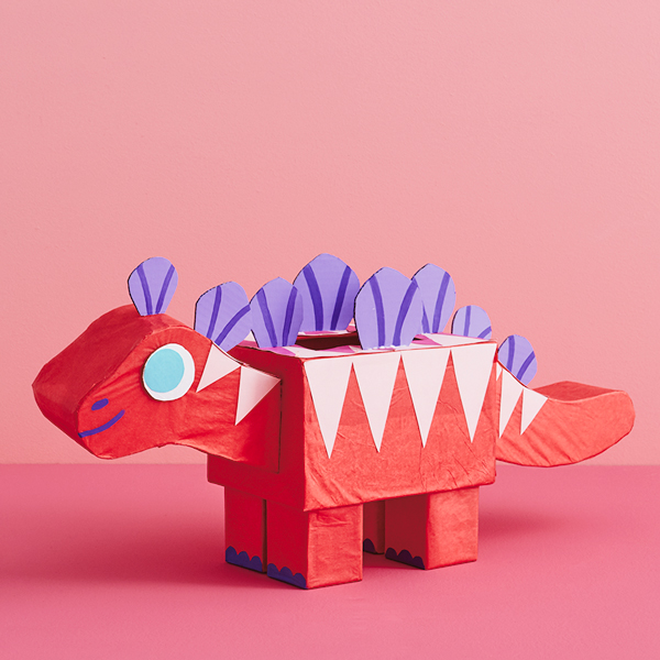 Caixa de namorados em forma de estegossauro vermelho, rosa e roxo.