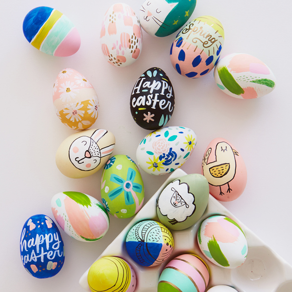 Ovos de Páscoa decorados com várias técnicas artísticas, incluindo pintura, desenho, inscrições e muito mais.