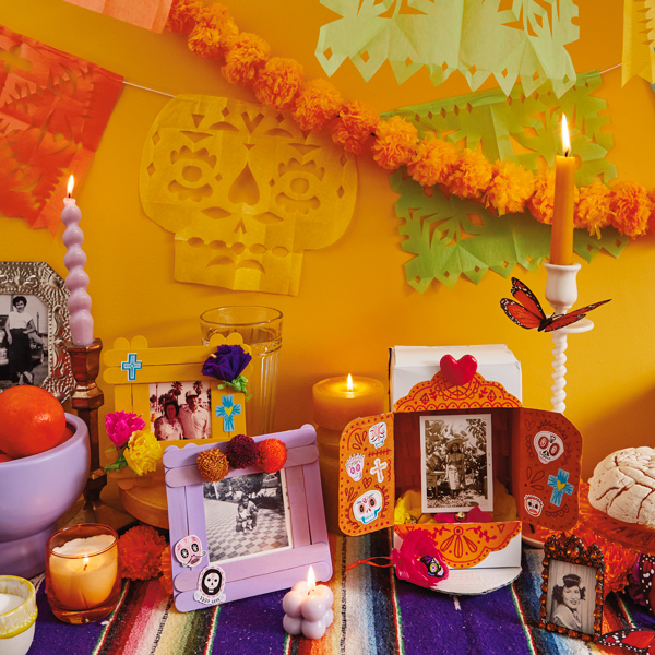 Dia de Muertos (dia morto) de renda decorado com papel pikado DIY. O artesanato do dia de bricolage para crianças, como caixas de sombra DIY e a estrutura obscena de DIY feita de palitos de legumes pintados.