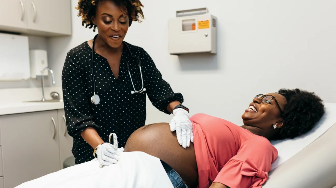 Ter acesso a uma clínica de obstetrícia e ginecologia não é apenas uma questão de comodidade. É uma questão de justiça entre a vida e a morte. Os Centros de Controle e Prevenção de Doenças (CDC) relatam que as mulheres negras, nativas americanas e nativas do Alasca têm duas a três vezes mais probabilidade de morrer de complicações relacionadas à gravidez do que as mulheres brancas.