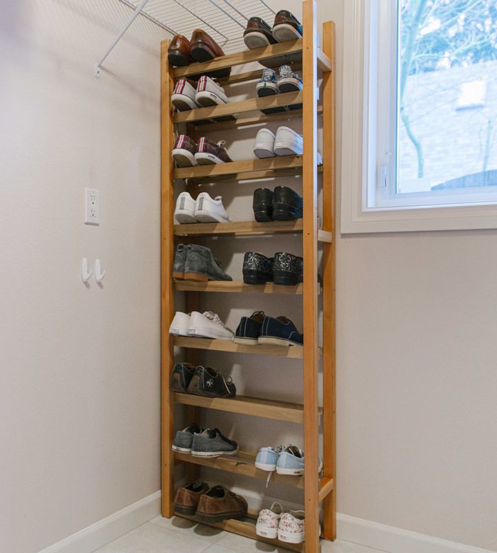 Se você deseja um design minimalista, um porta-paletes de madeira montado na parede ou um porta-sapatos personalizado, essas 40 ideias fáceis de porta-sapatos DIY certamente ajudarão. É hora de começar a pensar fora da caixa quando se trata de organização do armário. Experimente estas 40 sapateiras DIY fáceis para criar uma peça do seu quebra-cabeça de armazenamento de sapatos!