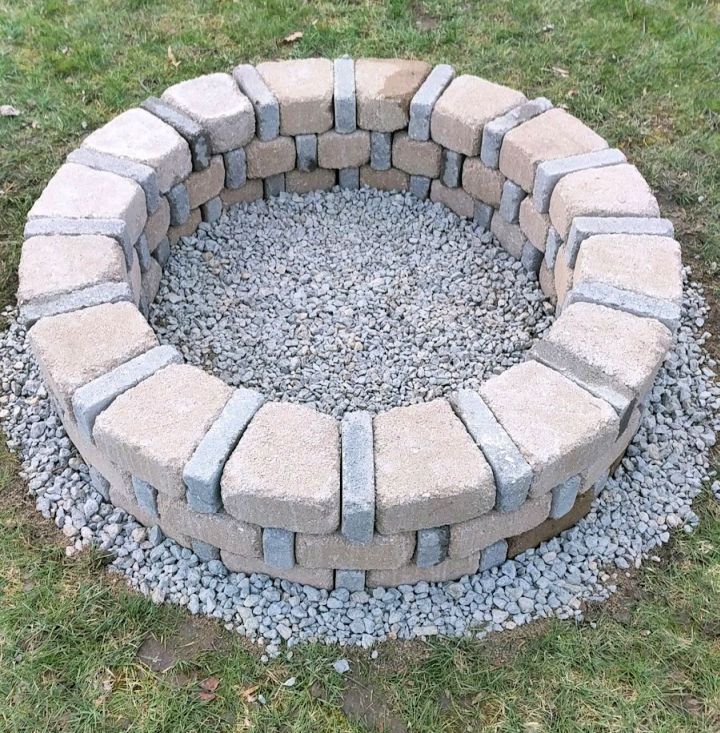 Fácil de fazer uma fogueira circular maravilhosa! Criar uma fogueira de tijolos é fácil e viável. Você pode criar uma fogueira longa com um guia passo a passo.
