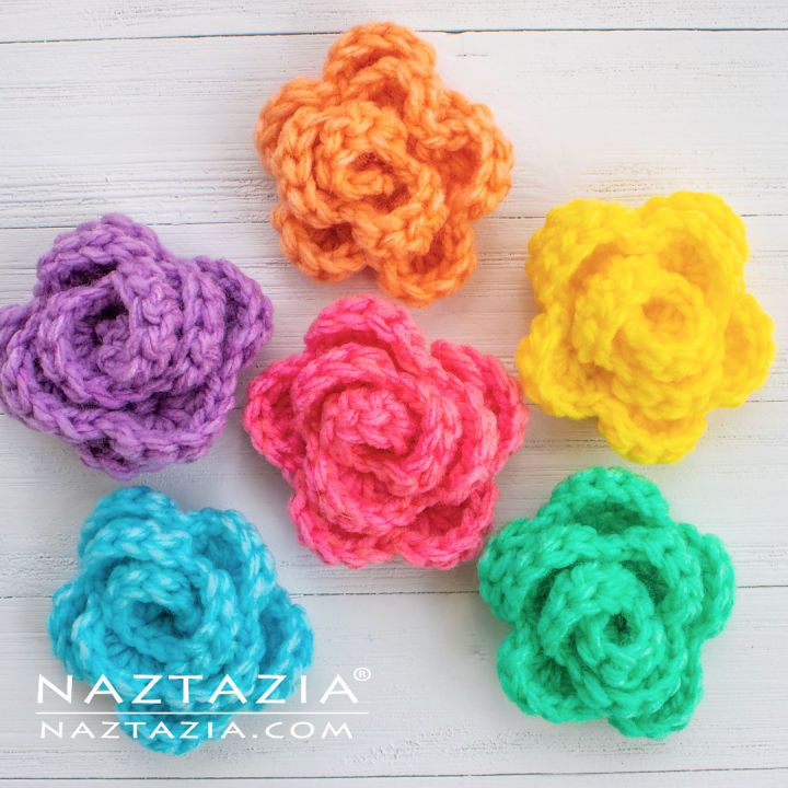 Faça do presente algo especial com pétalas de rosa de crochê! Estas pétalas são a forma perfeita de criar decorações únicas para qualquer ocasião. Você pode facilmente criar lindas flores com padrões simples.