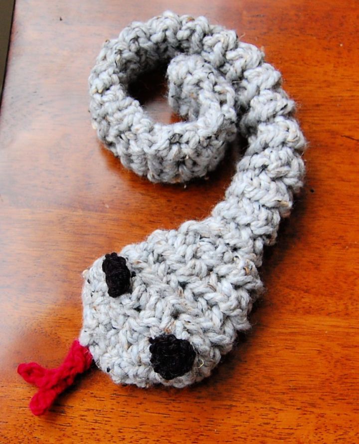 Como tricotar uma cobra de irmãos com um padrão sem agulha costurado