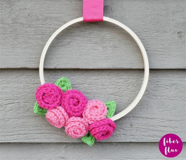 Se você adora crochê, esse mini crochê de flores e folhas é perfeito! É um projeto passo a passo simples, então até mesmo iniciantes podem fazê-lo. Tudo que você precisa é de fio acrílico de peso médio 4 e uma agulha de crochê de 3, 75 mm.