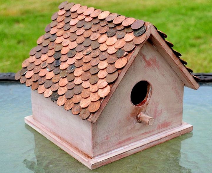 Vamos criar uma casa única para amigos familiares com este projeto simples e acessível de caixa de pássaros de bricolage! Tudo o que você precisa é de uma cerca de piquete de cedro e um material simples de apenas US $ 2.