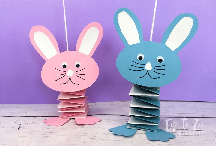 Com um pouco de criatividade, adesivo e tesoura, você pode fazer sua própria família de coelhos em nenhum momento! Para obter informações sobre como fazer coelhos exclusivos feitos com tubos de papelão, consulte este site. Craftsbyamanda