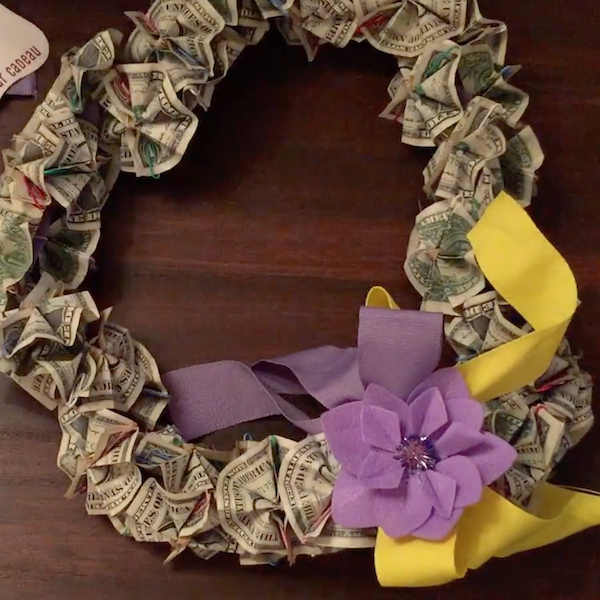 Coloque dinheiro feito com fitas, fitas para presentes e notas de dólar dobradas.