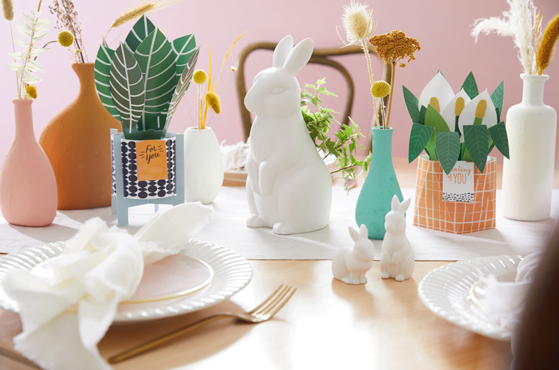 Tabela de Páscoa usando cartas, coelhos, vasos e folhas planas
