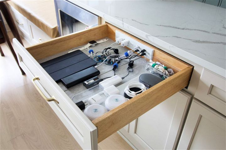 Estação de carregamento feita à mão para gavetas de cozinha