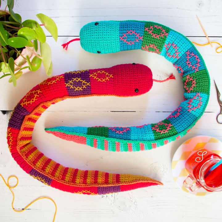 Punhos em escada Crie listras divertidas com este padrão atraente e método de crochê. Este é um artesanato fácil e divertido.
