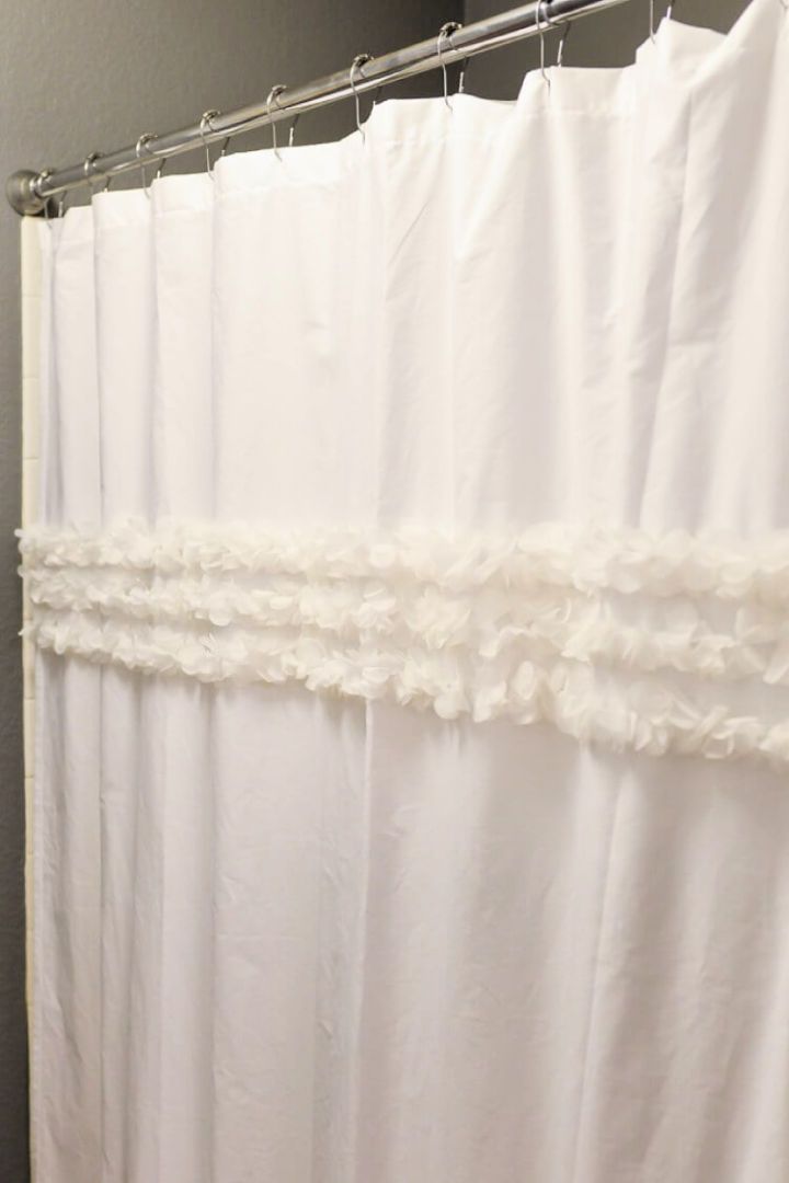 Uma cortina de chuveiro é um item indispensável para um banheiro que protege a privacidade e o protege de respingos. No entanto, as cortinas de chuveiro disponíveis no mercado são geralmente sóbrias e chatas, e custa dinheiro para substitu í-las. Então, por que não fazer uma cortina de chuveiro? Com a tecnologia básica de costura e tecidos baratos e um pouco de criatividade, você pode criar cortinas de chuveiro exclusivas e exclusivas que refletem seu estilo e adicionam individualidade ao banheiro. Use linho vintage ou decore acabamento. Você gostaria de adicionar personalidade ao seu banheiro?