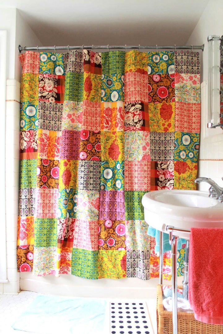 Especialmente no caso de um chuveiro circular ou redondo, ele dá uma impressão limpa. Neste projeto artesanal de cortina de banheiro, você pode ajustar o comprimento da cortina ou escolher o tecido que combina com o seu estilo.