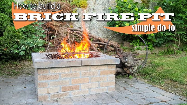 Uma linda e única fogueira de tijolos DIY no seu jardim sem argamassa! Experimente a alegria de fazer algo especial em um dia. Uma fogueira ao ar livre é a maneira perfeita de adicionar ambiente e calor à reunião no seu quintal, bem como opções adicionais de cozinha.