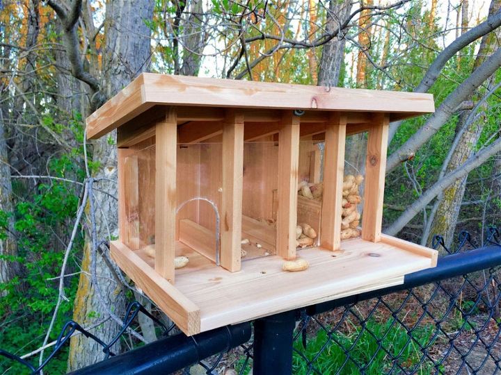 DIY para alimentar o esquilo e criar uma conversa única no jardim! O projeto usando esse material residual pode ser facilmente feito e perfeito para qualquer faixa etária. Tudo o que você precisa é de uma ferramenta básica e um pedaço de madeira que você disse: 