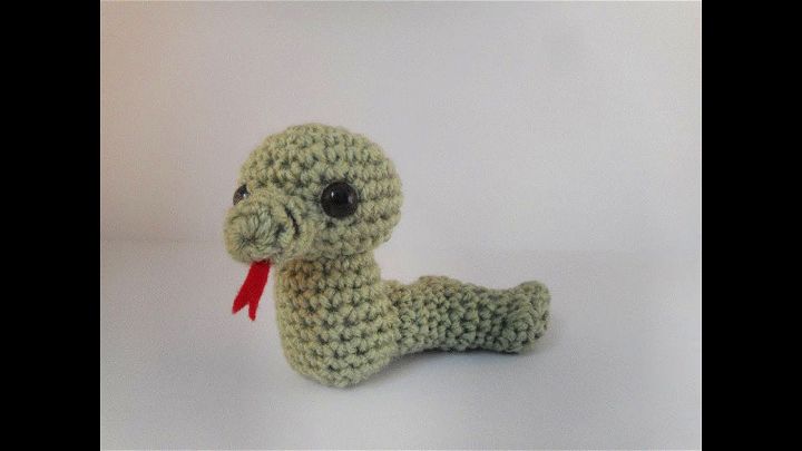 Cobra amigurumi tricotada com uma instrução de crochê para passo a passo
