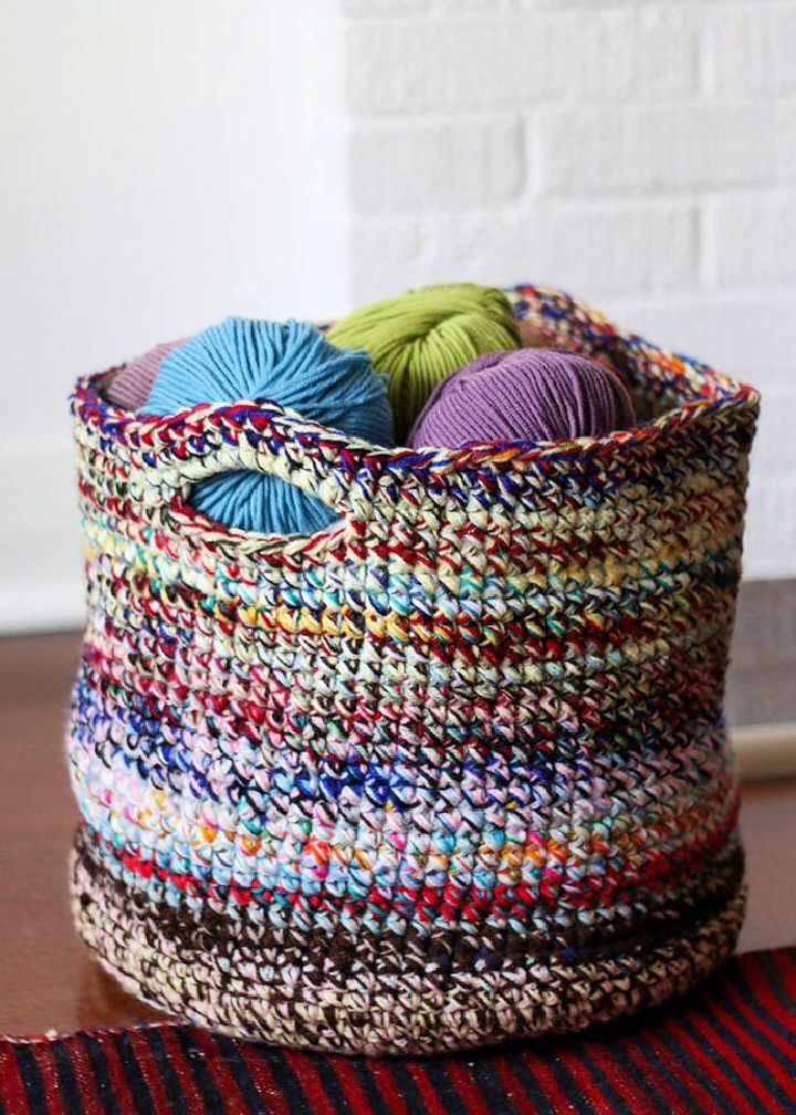 Como cobrir a cesta usando lã de sucata