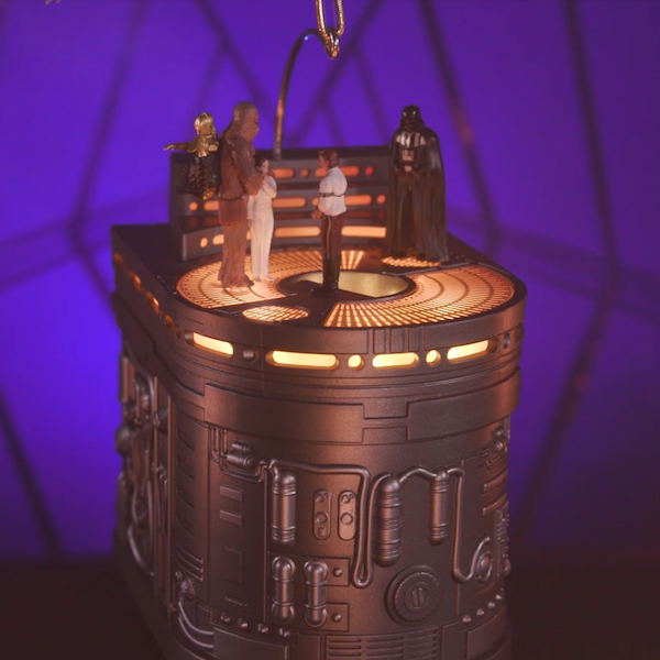 Um ornamento comemorativo representando a cena de Star Wars: O Império Contra-Ataca em que Han Solo está congelado em carbonita.