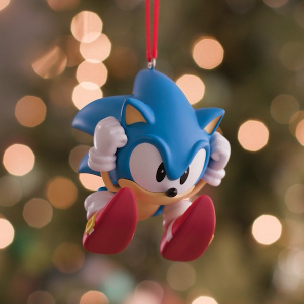 Um ornamento comemorativo representando Sonic the Hedgehog agachado em preparação para um ataque giratório.