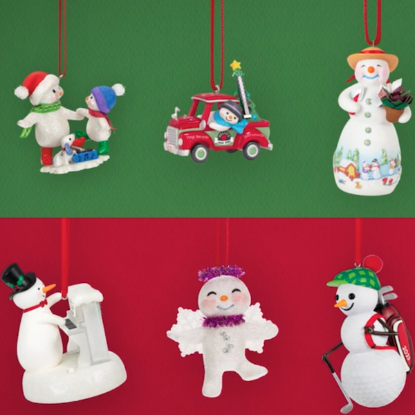 Seis tipos de ornamentos comemorativos representando vários tipos de bonecos de neve, incluindo golfe, piano, jardinagem e patinação no gelo, contra um fundo vermelho e verde.