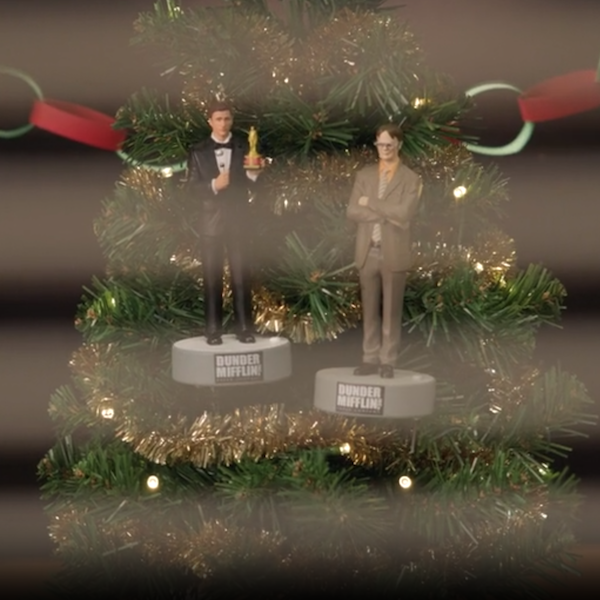 Dois tipos de ornamentos comemorativos, Michael Scott e Dwight Slute.