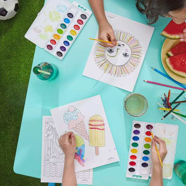 As crianças desenham e colorem páginas para colorir de verão imprimíveis gratuitamente com aquarelas e lápis de cor. Uma garotinha próxima morde uma fatia de melancia.