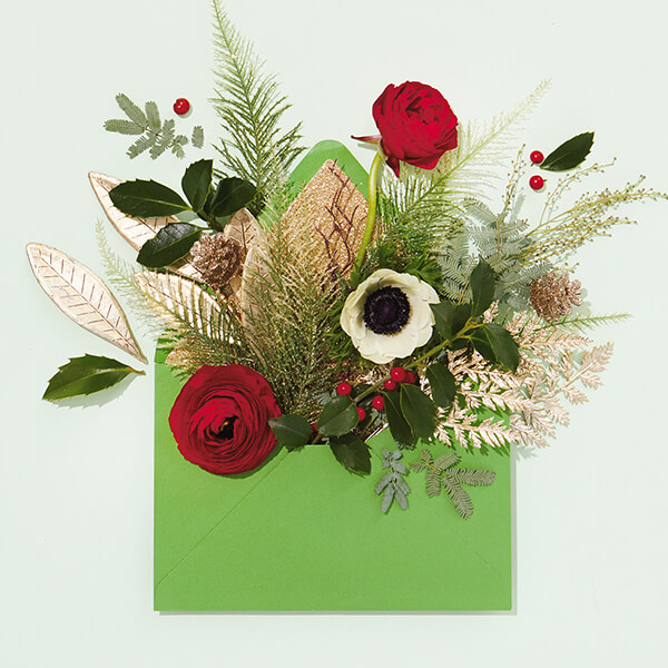Cartão de Natal com flores saindo de um envelope