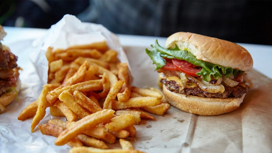 Cheeseburger e batatas fritas de fast food