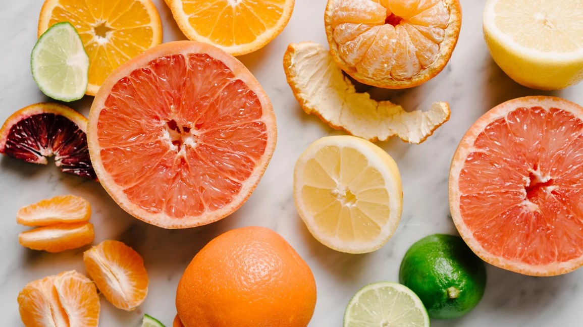 Várias frutas cítricas < rampan> Tart com suco cítrico, como limão e limão, adicione sabor vívido ao molho de marinada e salada, e frutas levemente doces, como laranjas e zabões, são descascados e consumidos como lanches. Ser capazes.