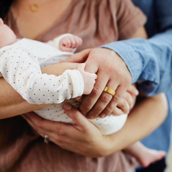 Novos pais segurando bebês e bebês segurando pais