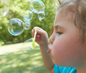 Diversão de verão: bolhas de sabão #myhallmark #myhallmarkideas